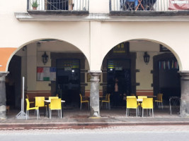 Cafe Los Portales, México outside