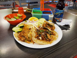 Taquería Mi Barrio food