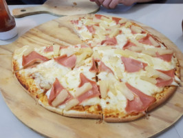 Pizza Mía! food