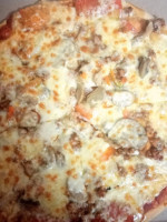 Lino's Pizza food