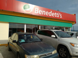 Benedettis Pizza outside
