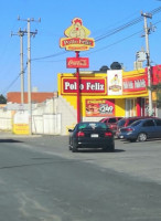 Pollo Feliz outside