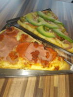 Dinno's Pizza food