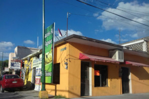 Tacos Don Geno outside