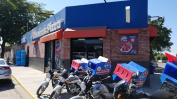 Domino's Apatzingán outside