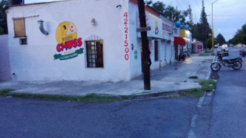Y Pizzeria Chávez outside