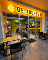 Deliburger inside