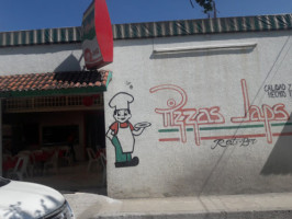 Alberto's Pizza outside
