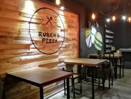 Ruben's Pizza outside