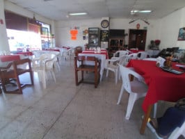 Y Cafetería Tauro inside