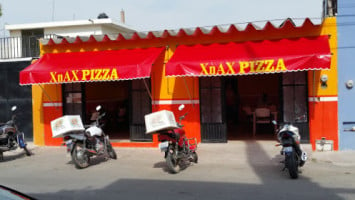 Xnax Pizza outside