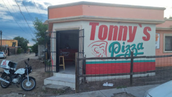 Tonys Pizza outside