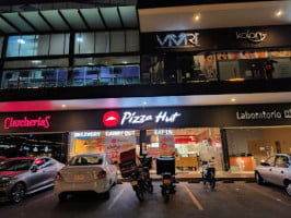 Pizza Hut Juriquilla outside