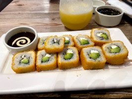 Sushi Roll Paseo Constituyentes inside