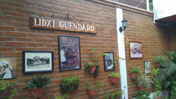 Lidxi Guendaro outside