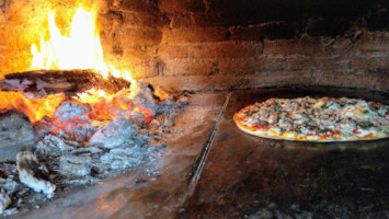 Ardente Pizza A La Leña food