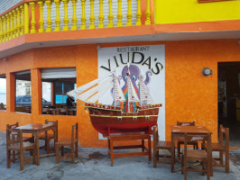 Viuda's Sea Food Grill inside