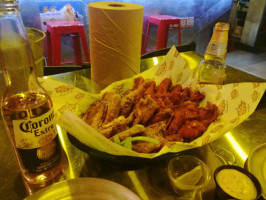 Wings Army Punto 115, México food