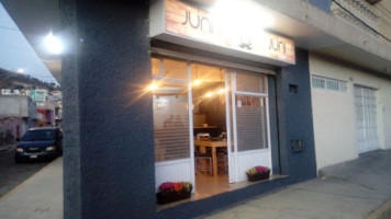 Jüni Café outside
