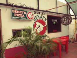 Benji's Pizza outside