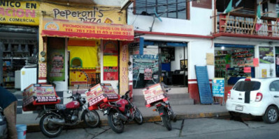 Peperoni's Pizza outside