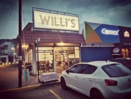 Willi's Burger outside