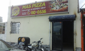Más Pizza outside