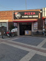 Quique's Pizza outside