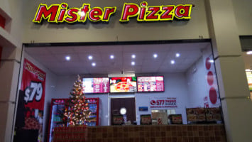 Mister Pizza inside