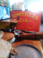 Tomy's Pizza food