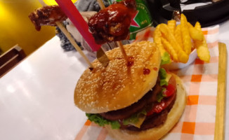 Gladiador Burger Wings food