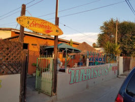 Mariscos Meños outside