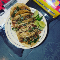 Taquería Los Lobos food