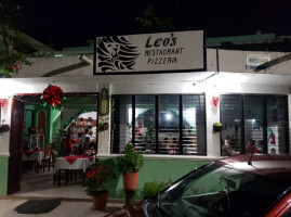 Pizza Leo outside