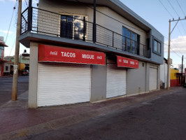 Tacos Migue outside