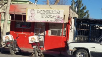 Mininos Pizza outside