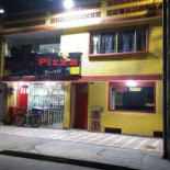 Pizza Danny Todo En Comida Rápida outside