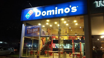 Domino's Pizza Colina outside