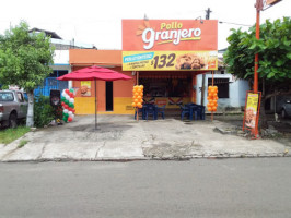 Pollo Granjero Laureles outside