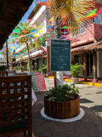 Mercado Montes De Oca inside