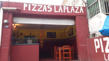 Chicos Pizza inside