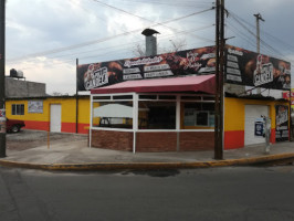 Pollos Candela outside