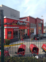 Pizzas Leo outside