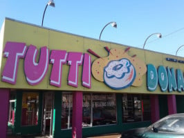 Tutti Donas outside