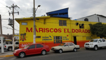 Mariscos El Compadre outside