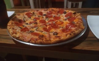 Maia's Pizza food