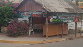 Cocos Robertos outside