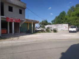 Taquería Los Tres Peques outside