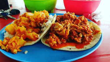 Tacos Uno Más food