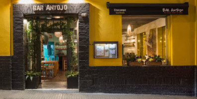 El Antojo outside